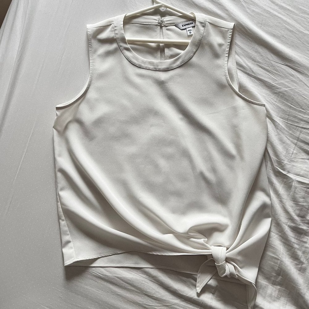 2/$22 Sale 🍒 Express Tie-front Sleeveless Blouse